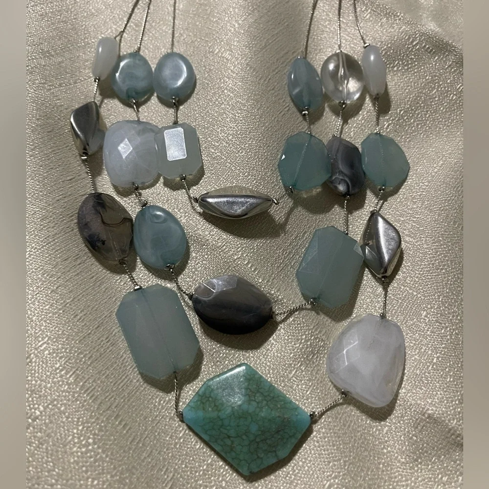 New York & company 3 strand turquoise blue white necklace with matching earrings - Picture 7 of 9